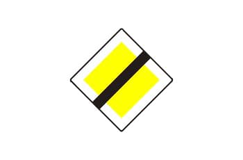 תמרור בצורת מעוין עם מסגרת לבנה. במרכז התמרור יש מעוין צהוב, אותו חוצה פס שחור עבה באלכסון.