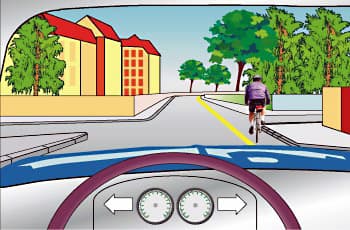 מבט מתוך רכב המתקרב לרוכב אופניים שנוסע לפניו באותו הנתיב. במרכז הכביש מסומן קו הפרדה רצוף בצבע צהוב.