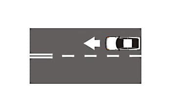 מבט על של כביש עם רכב הנוסע שמאלה, בהתאם לחץ המסומן על הכביש. משמאל לרכב מסומן קו הפרדה כפול, המורכב מקו מקווקו בצד הקרוב לרכב וקו רצוף בצד הרחוק ממנו.