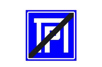 תמרור ריבועי כחול שבמרכזו האות P בלבן. קו אלכסוני שחור חוצה את התמרור מהפינה השמאלית התחתונה לפינה הימנית העליונה.