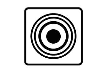 תמרור ריבועי עם מסגרת שחורה על רקע לבן. במרכז התמרור יש עיגול שחור המוקף בטבעות שחורות ולבנות לסירוגין, במראה הדומה למטרת ירי.