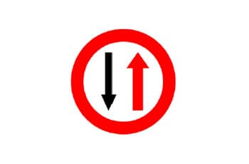 תמרור עגול עם מסגרת אדומה, שבתוכו שני חצים בכיוונים מנוגדים: חץ שחור הפונה מטה וחץ אדום הפונה מעלה.