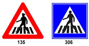 בתמונה שני תמרורים. תמרור 135 הוא משולש אזהרה עם מסגרת אדומה, ובתוכו צללית של הולך רגל על מעבר חצייה. תמרור 306 הוא ריבוע כחול, שבתוכו משולש לבן עם אותה צללית של הולך רגל על מעבר חצייה.