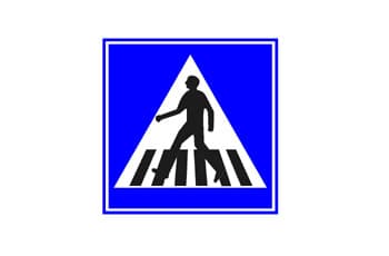 תמרור ריבוע כחול עם משולש לבן במרכזו. בתוך המשולש יש צללית שחורה של הולך רגל החוצה על פסי מעבר חצייה.