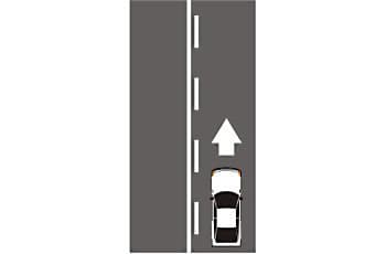 קטע כביש עם קו הפרדה כפול במרכז. הקו הקרוב לרכב הוא קו רצוף לבן, והקו הרחוק מהרכב (שבנתיב הנגדי) הוא קו קטעים לבן.