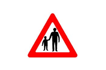 תמרור אזהרה משולש עם מסגרת אדומה. במרכז התמרור יש צללית שחורה של מבוגר מחזיק בידו של ילד.