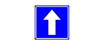 תמרור מרובע כחול עם חץ לבן המצביע ישר קדימה.