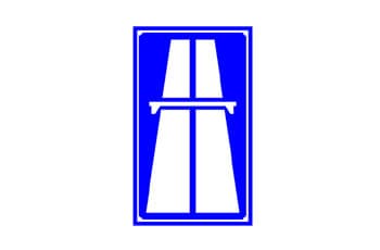 תמרור מלבני כחול, שבמרכזו סמל לבן של כביש בעל שני מסלולים וגשר החוצה אותו.