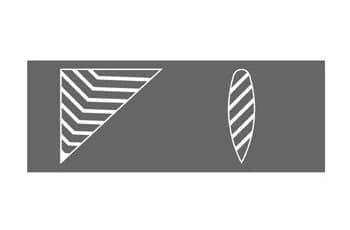 על משטח כביש מסומנים שני שטחים לבנים: שטח שמאלי בצורת משולש ושטח ימני בצורת אליפסה מוארכת. שני השטחים ממולאים בפסים אלכסוניים לבנים.