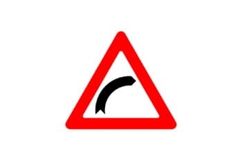 תמרור אזהרה משולש עם מסגרת אדומה, שבמרכזו סמל שחור של עיקול חד ימינה.