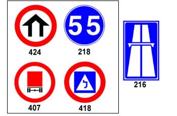 בתמונה חמישה תמרורים. תמרור 216 הוא מלבן כחול עם סמל של דרך מהירה בלבן. ארבעת התמרורים הנוספים הם: 424 - עיגול אדום עם חץ שחור הפונה למעלה, 218 - עיגול כחול עם המספר 55 בלבן, 407 - עיגול אדום עם איור של משאית אדומה, ו-418 - עיגול אדום שבתוכו ריבוע כחול עם סמל של פנייה ימינה בלבן.