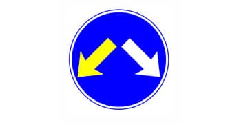 תמרור עגול עם רקע כחול. במרכז התמרור יש שני חצים המצביעים באלכסון כלפי מטה: חץ שמאלי בצבע צהוב וחץ ימני בצבע לבן.