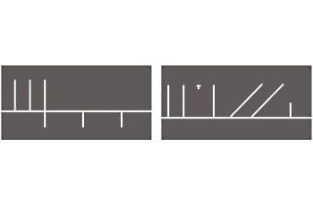 התמונה מציגה סימון של מקומות חנייה על פני הכביש באמצעות קווים לבנים. בצד שמאל, הקווים יוצרים מפרצי חנייה ישרים (בניצב), ובצד ימין, הקווים יוצרים גם מפרצי חנייה ישרים וגם מפרצי חנייה אלכסוניים.