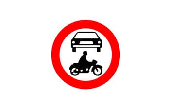 תמרור עגול עם מסגרת אדומה, שבתוכו איור של רכב מעל איור של אופנוע.