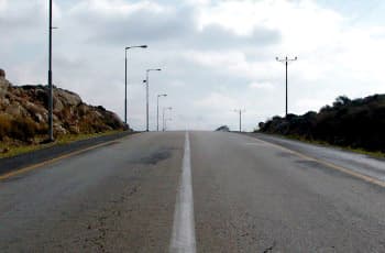 צילום מנקודת מבט של נהג בכביש דו-סטרי המטפס במעלה גבעה. בגלל השיפוע, לא ניתן לראות את המשך הדרך מעבר לשיא הגבעה.