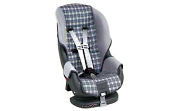 בתמונה מוצג מושב בטיחות לילד. למושב יש ריפוד משובץ ורתמת בטיחות פנימית משלו.