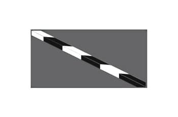 בתמונה נראות אבני שפה של מדרכה או אי תנועה. הצד שלהן, הפונה אל הכביש, צבוע לסירוגין במקטעים שחורים ולבנים.