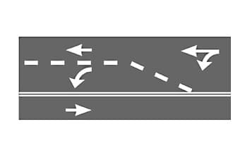 איור של כביש עם שני נתיבים בכיוון הנסיעה. על הנתיב הימני מסומן חץ על הכביש המורה על נסיעה ישר או ימינה, ועל הנתיב השמאלי מסומן חץ המורה על נסיעה ישר או שמאלה.