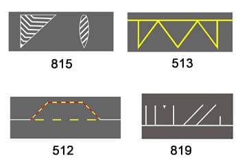 בתמונה מוצגים ארבעה סימוני כביש ממוספרים.
סימון 819 מציג קווים לבנים המציינים מקומות חנייה, חלקם ניצבים וחלקם בזווית לקו רציף לבן.
סימון 513 מציג קו זיג-זג צהוב היוצא מקו רציף צהוב.
סימון 512 מציג צורת פס האטה המסומנת בקו מקווקו אדום-צהוב.
סימון 815 מציג משטח הפרדה עם קווים אלכסוניים ואנכיים לבנים.