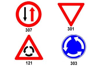 בתמונה מוצגים ארבעה תמרורים:
תמרור 307 הוא עיגול אדום עם חץ אדום למעלה וחץ שחור למטה.
תמרור 301 הוא משולש הפוך עם מסגרת אדומה ומרכז לבן.
תמרור 121 הוא משולש אזהרה עם שלושה חצים שחורים במעגל.
תמרור 303 הוא עיגול כחול עם שלושה חצים לבנים במעגל.