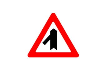 תמרור אזהרה משולש עם מסגרת אדומה. במרכז התמרור יש סמל שחור של כביש ראשי, ואליו מתמזג כביש משני מצד שמאל.