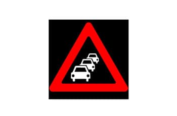 תמרור אזהרה משולש עם מסגרת אדומה. במרכזו, על רקע שחור, יש איור של שלוש מכוניות לבנות המסודרות בטור אחת אחרי השנייה.