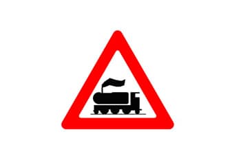 תמרור אזהרה משולש עם מסגרת אדומה, שבמרכזו איור שחור של קטר רכבת.