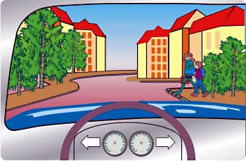 מבט מתוך רכב על רחוב מגורים. בצד ימין של הכביש, על המדרכה, עומדים שני ילדים קרוב לשפת הכביש. אין במקום מעבר חצייה מסומן.